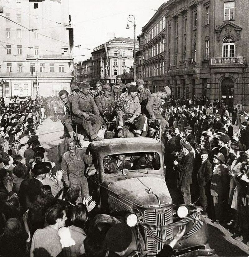 Zagreb, 9. svibnja 1945. godine. Zagrepčani dočekuju partizane na Trgu